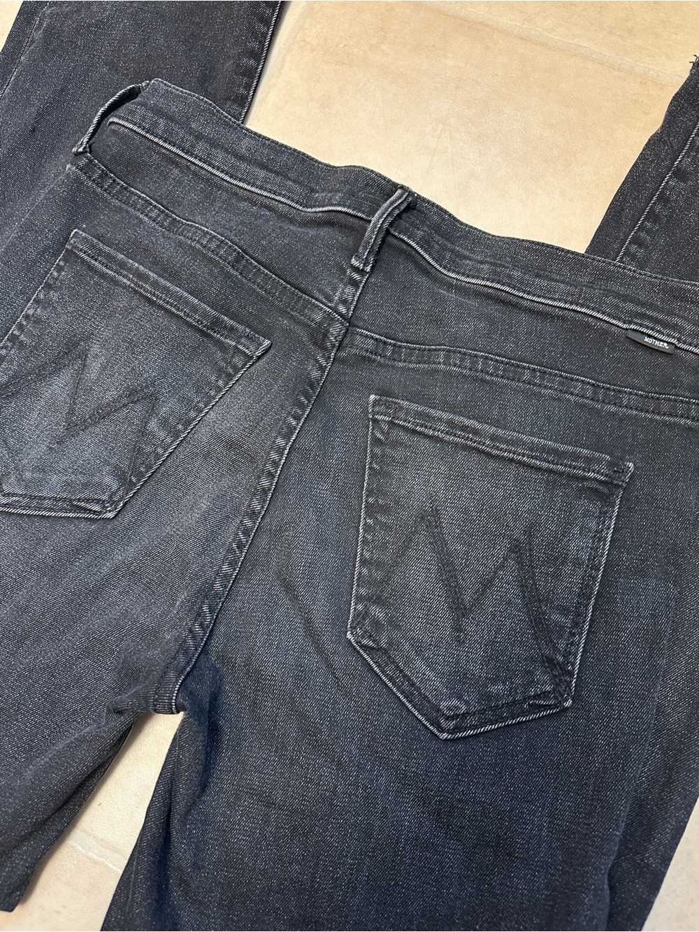 MOTHER The Rascal Ankle Snippet Jeans in
Night Hawk Black - Size 26